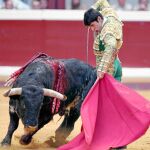 Alejandro Talavante remata por bajo con la mano izquierda, ayer, en Illumbe