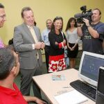El consejero de Empleo visitó ayer un centro de formación en Sevilla