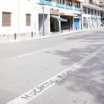 La pintada apareció sobre la línea blanca que delimita el carril bus