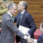 Camps entra ayer en el hemiciclo. Frente a él, Ricardo Costa recibe el saludo del vicepresidente Gerardo Camps