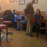 El padre de Joseba Elosúa conversando con una cliente del bar. Considera «absurda» la trama del caso Faisán