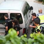 Varios agentes vigilan la zona acordonada en torno al bar