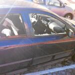 Las lunas rotas y los coches saqueados se han convertido en la imagen normal de cada mañana