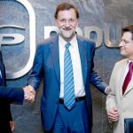 El presidente de la Comunidad, Ramón Luis Valcárcel y el alcalde de Lorca, Francisco Jódar, junto al líder el PP, Mariano Rajoy, ayer en la sede del partido en Madrid