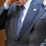 Silvio Berlusconi, con gesto de cansancio, a su llegada a Bruselas