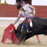 Iván Vicente firma un derechazo, ayer, en Colmenar Viejo