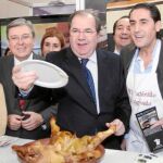 El presidente Herrera, María José Salgueiro, José Manuel Fernández Santiago, Rosa Urbón y Vidal Galicia, en el expositor de Arévalo, «No te pases siete pueblos»