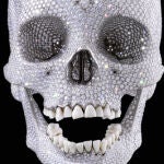 Damien Hirst demostró en qué se había convertido el arte con esta calavera recubierta de diamantes