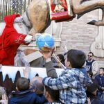 La cabalgata de Papá Noel deja cientos de regalos en las calles murcianas para los más pequeños