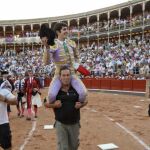 El extremeño da la vuelta al ruedo a hombros en La Glorieta