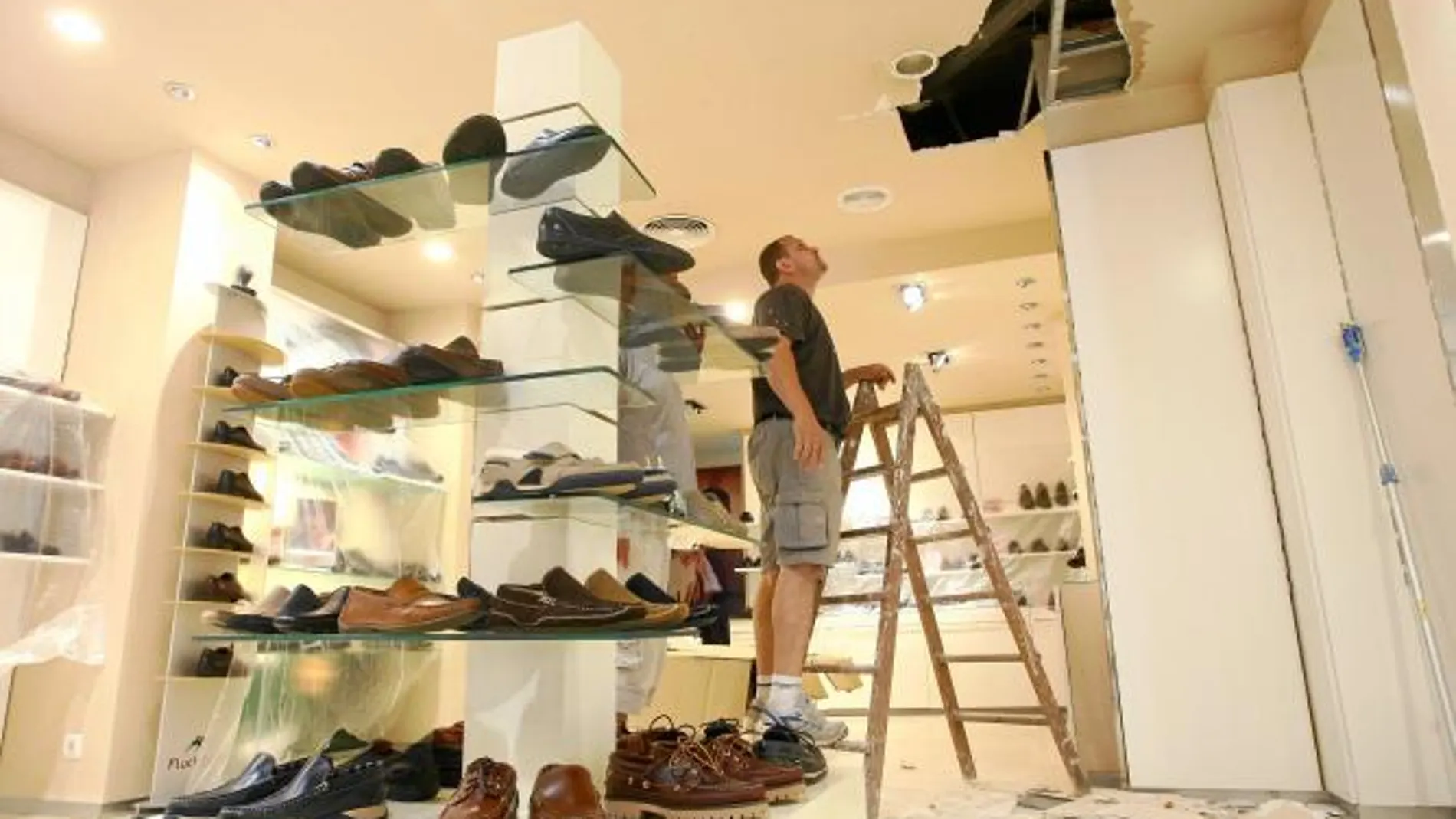 Imagen de una zapatería lorquina afectada por los terremotos del pasado 11 de mayo