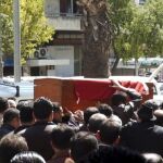Manifestantes llevan el cadáver de uno de los muertos en Latakia