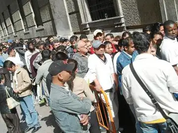 En la imagen, inmigrantes hacen colas para empadronarse. Hay 246.202 en situación irregular en la Comunitat En la imagen, inmigrantes hacen colas para empadronarse. Hay 246.202 en situación irregular en la Comunitat