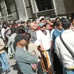 En la imagen, inmigrantes hacen colas para empadronarse. Hay 246.202 en situación irregular en la Comunitat