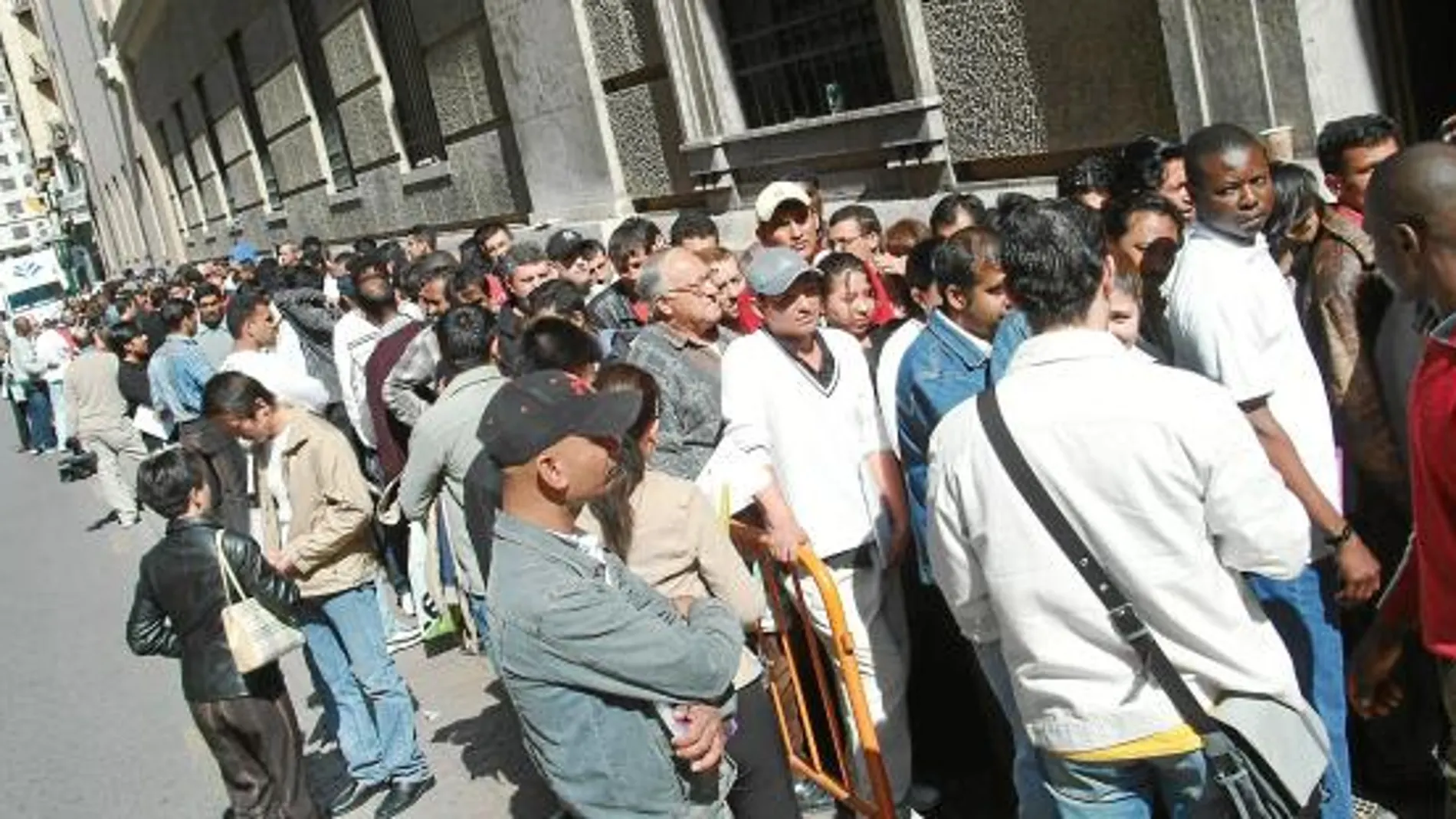 En la imagen, inmigrantes hacen colas para empadronarse. Hay 246.202 en situación irregular en la Comunitat