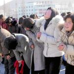 Un grupo de niños norcoreanos llora la muerte de Kim Jong Il en Pyongyang