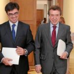 El consejero de la Presidencia y portavoz de la Junta de Castilla y León, José Antonio de Santiago-Juárez, se dirige a explicar los acuerdos del Consejo de Gobierno, en compañía del director de Comunicación, Alejandro Salgado
