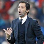 Quique da instruccciones desde la banda durante un partido