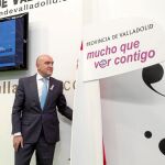 El presidente de la Diputación de Valladolid, Jesús Julio Carnero, muestra el nuevo eslogan de la provincia «Mucho que ver contigo»