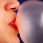 Mujer mascando chicle