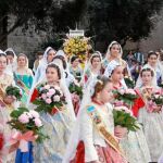 Año tras año, la imagen de las falleras a su entrada a la Plaza de la patrona, no deja de emocionar