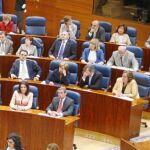 La diputada socialista, marcada por un círculo en su escaño, fue de número 26 en las listas de Tomás Gómez