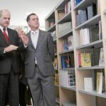 Alfredo Sánchez Monteseirín, Manuel Chaves y Joaquín Luque, durante la inauguración de la biblioteca Felipe González, ubicada en Torneo