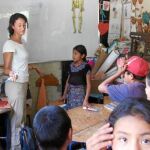 Cristina, una voluntaria española, enseña inglés a unos niños durante el verano de 2010 en Guatemala.