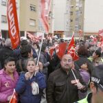 Un grupo de los manifestantes que se agolparon ayer en las inmediaciones de la Asamblea para protestar contra el Gobierno