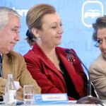 Javier Arenas, ayer, con Luisa Fernanda Rudi y Rita Barberá, en la reunión intermunicipal del PP