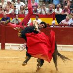 Perera sufrió una voltereta sin consecuencias en la faena al segundo