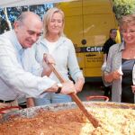 Jorge Fernández demuestra a las concejales del PP en el Ayuntamiento de Barcelona, Àngesl Esteller y Gloria Martín, sus dotes culinarias