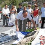Izagirre realizó una ofrenda floral durante el acto de homenaje
