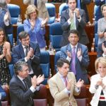 La bancada popular aplaude a Aguirre tras ser investida presidenta de la Comunidad con los votos de sus 72 diputados