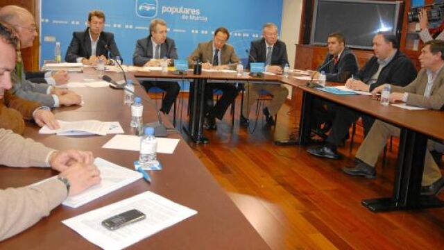 Juan Carlos Ruiz, Antonio Cerdá, Miguel Ángel Cámara y José Antonio Ruiz Vivo mostraron ayer su apoyo a la Plataforma en contra del entubamiento del río Segura