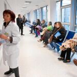 Una enfermera accede a la consulta en el nuevo Hospital de Burgos