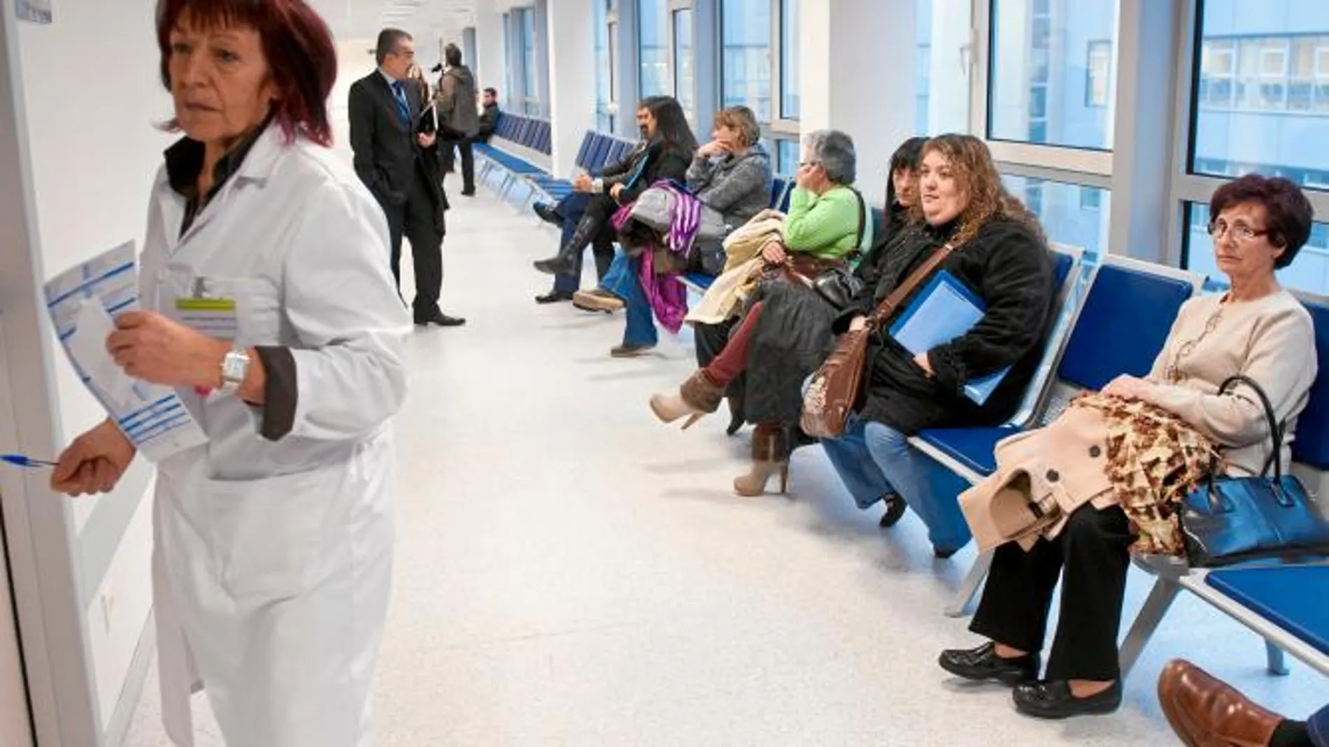 Una enfermera accede a la consulta en el nuevo Hospital de Burgos