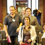 Los dos representantes de Bildu, Mariano Álava y Lorrena López de Lacalle, acompañados por el diputado de SI, Uriel Bertran