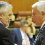 El presidente de la Junta, José Antonio Griñán, y el presidente del PP-A, Javier Arenas, ayer, en el Parlamento de Andalucía