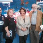 Barberá, Agramunt y Torrado posan con los propietarios de uno de los puestos del mercado de Russafa en Valencia