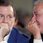 El líder del PP, Mariano Rajoy junto a Javier Arenas, ayer, en las jornadas de la convención de autónomos en Jerez de la Frontera (Cádiz)