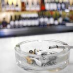 Un pitillo humeando en la taberna Montecarlo, uno de los establecimientos insumisos