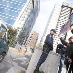 USSÍA «PRESENTE». Los amigos del fallecido volvieron a llevar fotografías del joven a las puertas de la Audiencia Provincial, donde se está juzgando a los acusados de su muerte