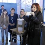 Cristina Fernández muestra su papeleta de voto, ayer, en Río Gallegos
