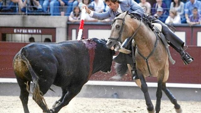 Hermoso de Mendoza clava una banderilla al cuarto a lomos de «Ícaro»