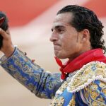 Fandiño pasea una oreja, ayer en Pamplona