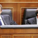 Rubalcaba está obligado a atraerse al electorado tradicional socialista, que dio la espalda al partido el pasado 22-M. En la imagen, con Zapatero