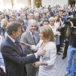María Dolores de Cospedal recibe la felicitación de Mariano Rajoy tras jurar su cargo como nueva presidenta de Castilla-La Mancha