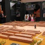 Maqueta de la Misión de San Ignacio Miní, presente en la exposición. Cada barracón alargado estaba dividido en grandes salas, una por familia