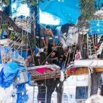 Los árboles de la plaza están tomados por los «okupas» que han puesto estructuras en las que se han habilitado camas para pernoctar